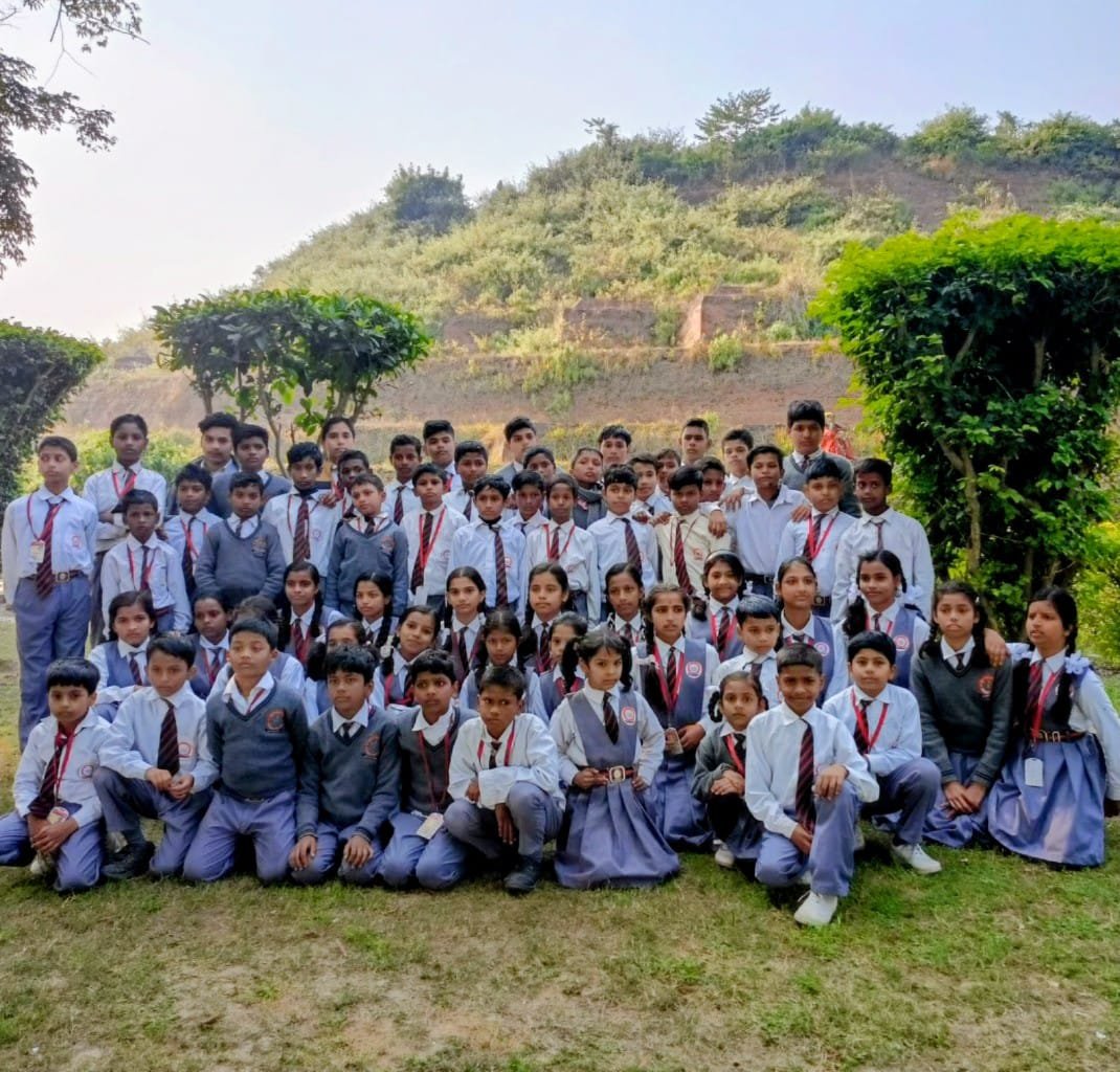 Group photo of students on field trip